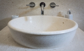 Umivaonik isklesan od pridodnog kamena Planit